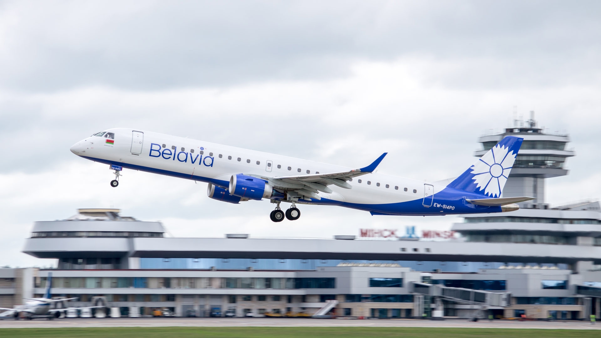 Фото: самолеты «Белавиа» и российской S7 Airlines / Bloomberg via Getty Images