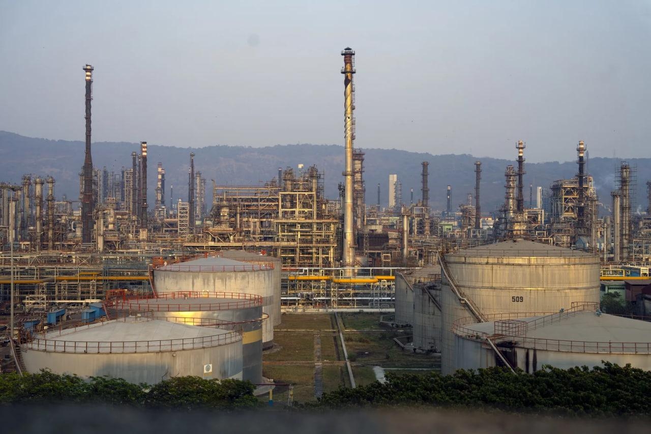 Фото: НПЗ Bharat Petroleum Corp. в Мумбаи / Bloomberg