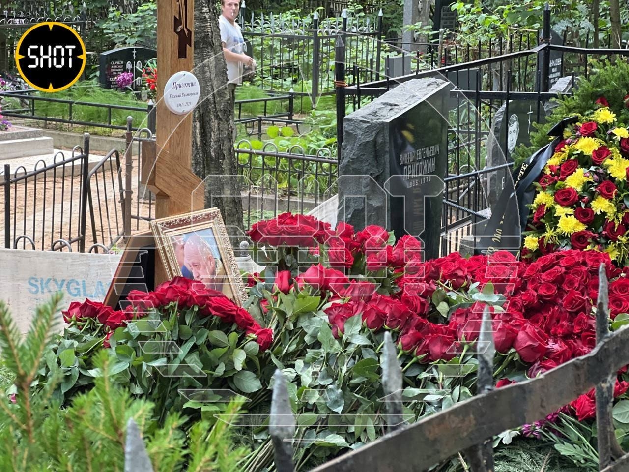 Могила Евгения Пригожина на Пороховском кладбище в Санкт-Петербурге