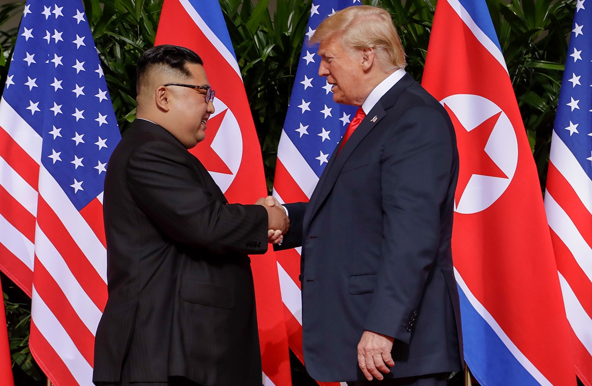 Ким Чен Ын и Дональд Трамп в ходе первой встречи в 2018 году