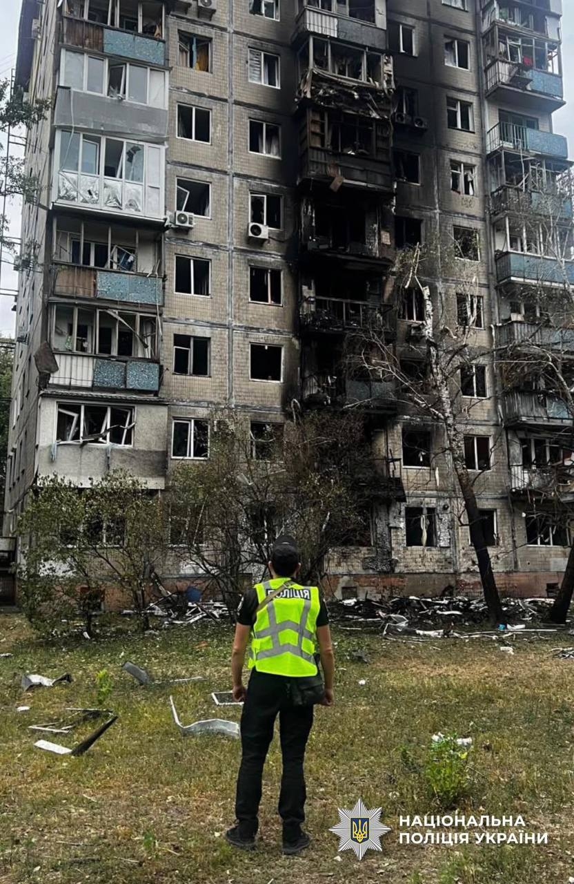 Последствия попадания российского беспилотника по жилому дому в Киеве 10 сентября 2026 года