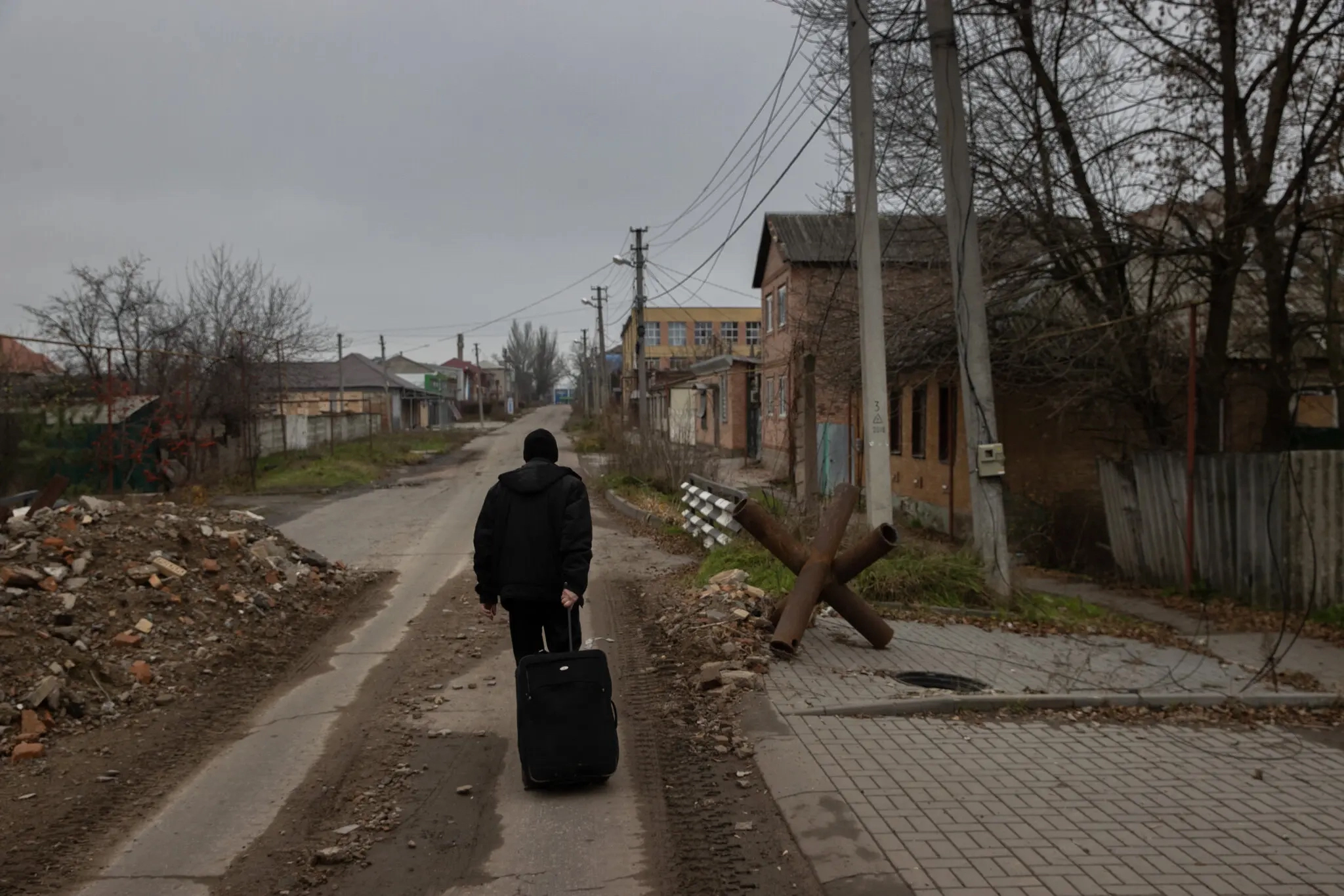 Житель Бахмута идет по одной из его пустынных улиц.
