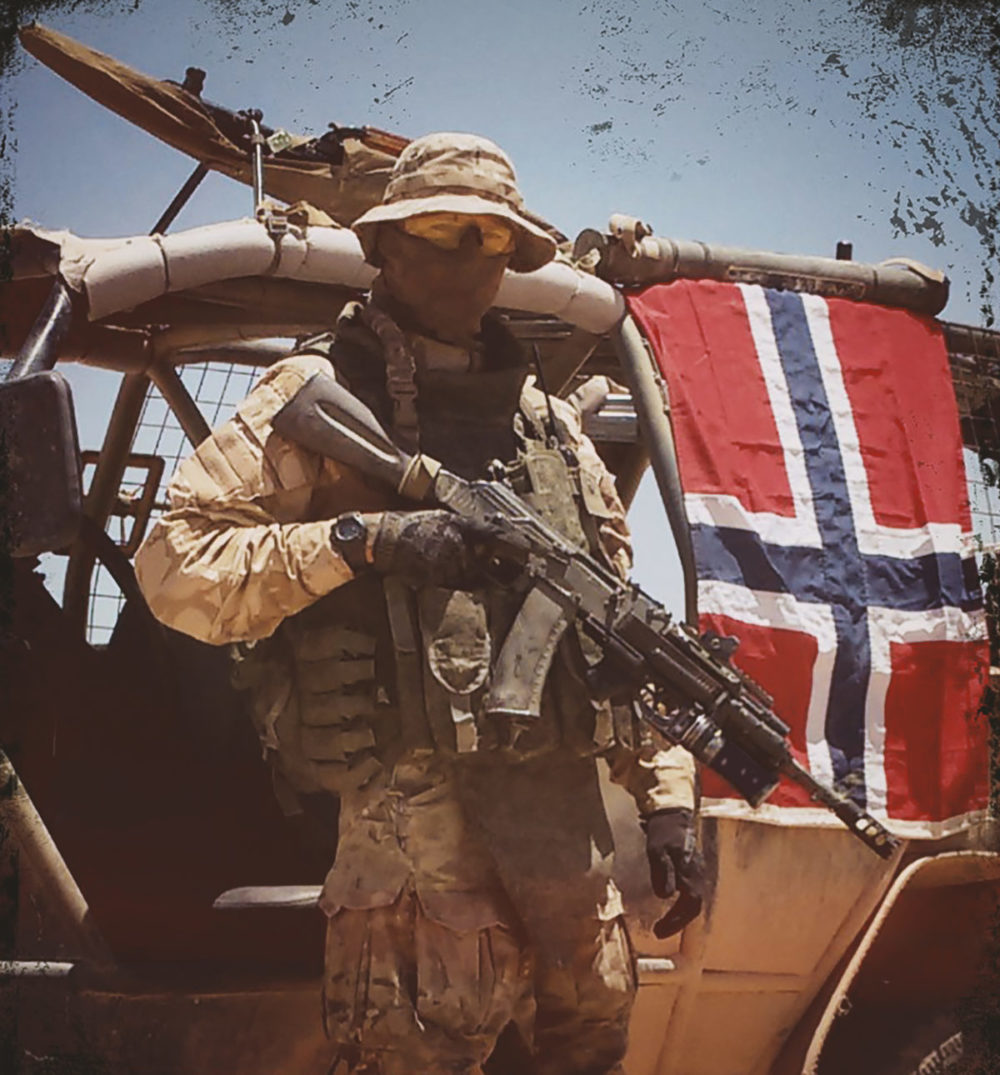 Ян Петровский был опознан NRK по наручным часам, тату на запястьях и элементам амуниции